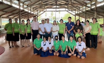 เลี้ยงไอศกรีมนักเรียนโรงเรียนบ้านพร้าว และดูพื้นที่ทำบุญเสาไฟ วัดน้ำลอม